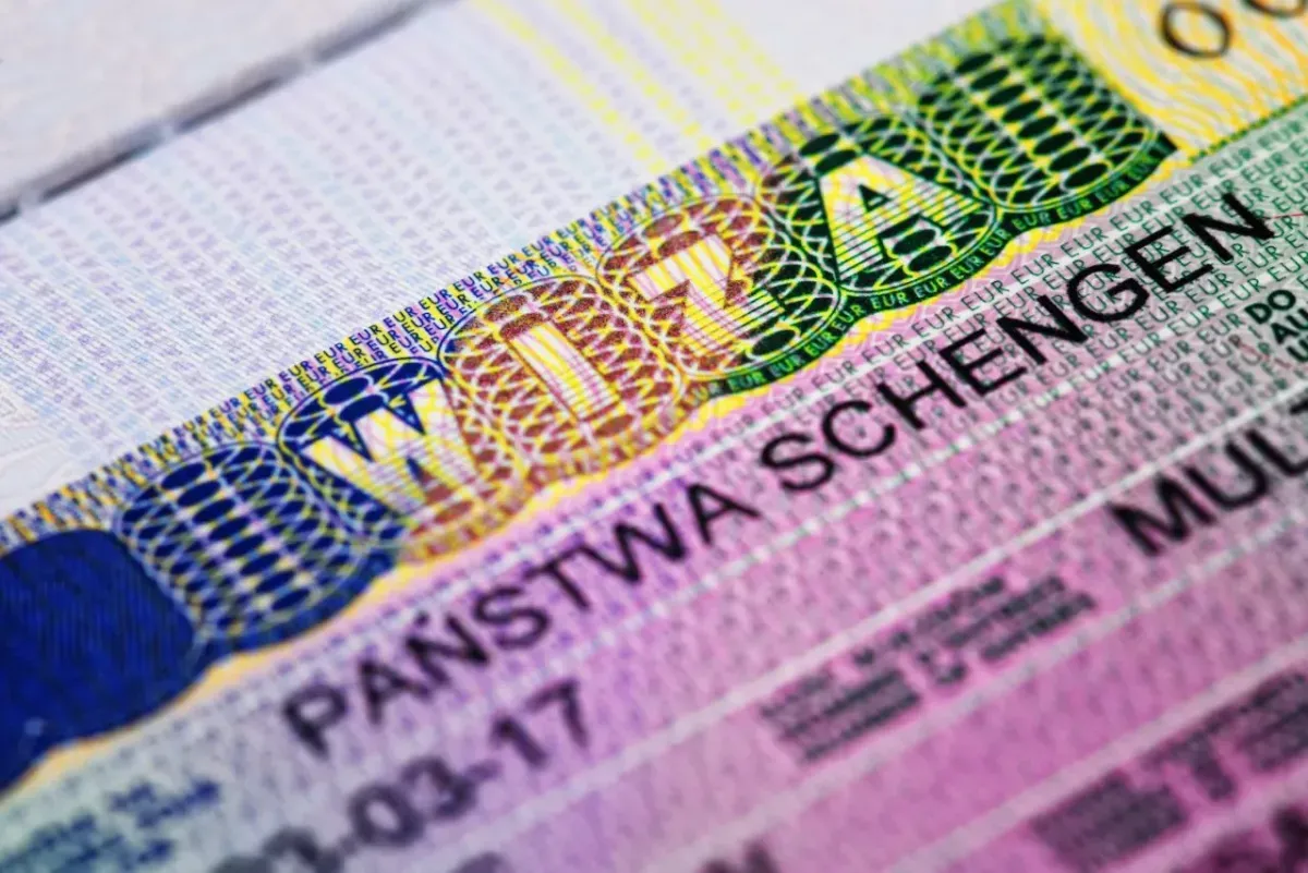 Co to jest konsulat? Czym różni się od ambasady?